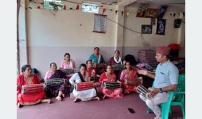 आफैँ खर्च जुटाएर बाद्यवादन सिक्दै महिला