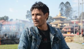 बेवारिसे शव व्यवस्थापन गर्दै विनयजङ्ग बस्नेत