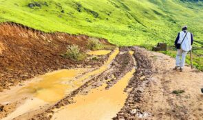 बर्खामा गाडी नचल्दा खाद्यान्न ढुवानीमा समस्या