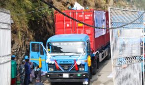 पहिरोका कारण एक हजारभन्दा कन्टेनर अलपत्र