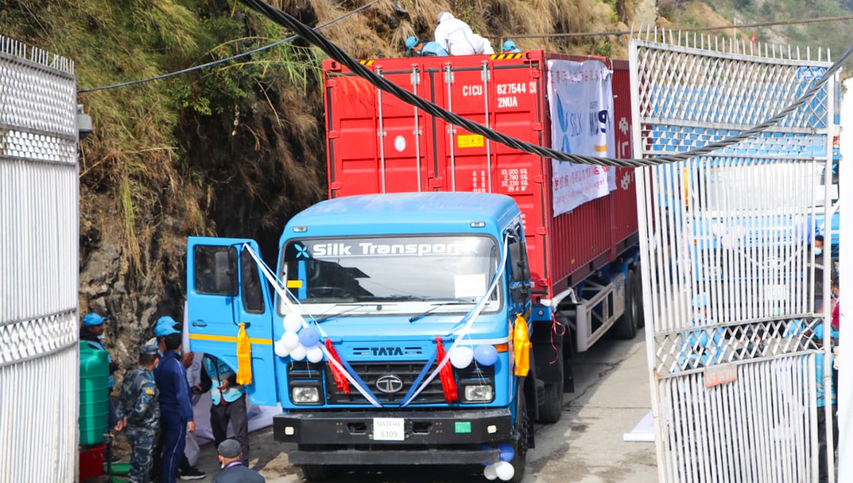 पहिरोका कारण एक हजारभन्दा कन्टेनर अलपत्र