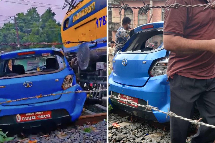 रेलवे लिक क्रस गर्ने क्रममा रेल र कार ठोक्कियो