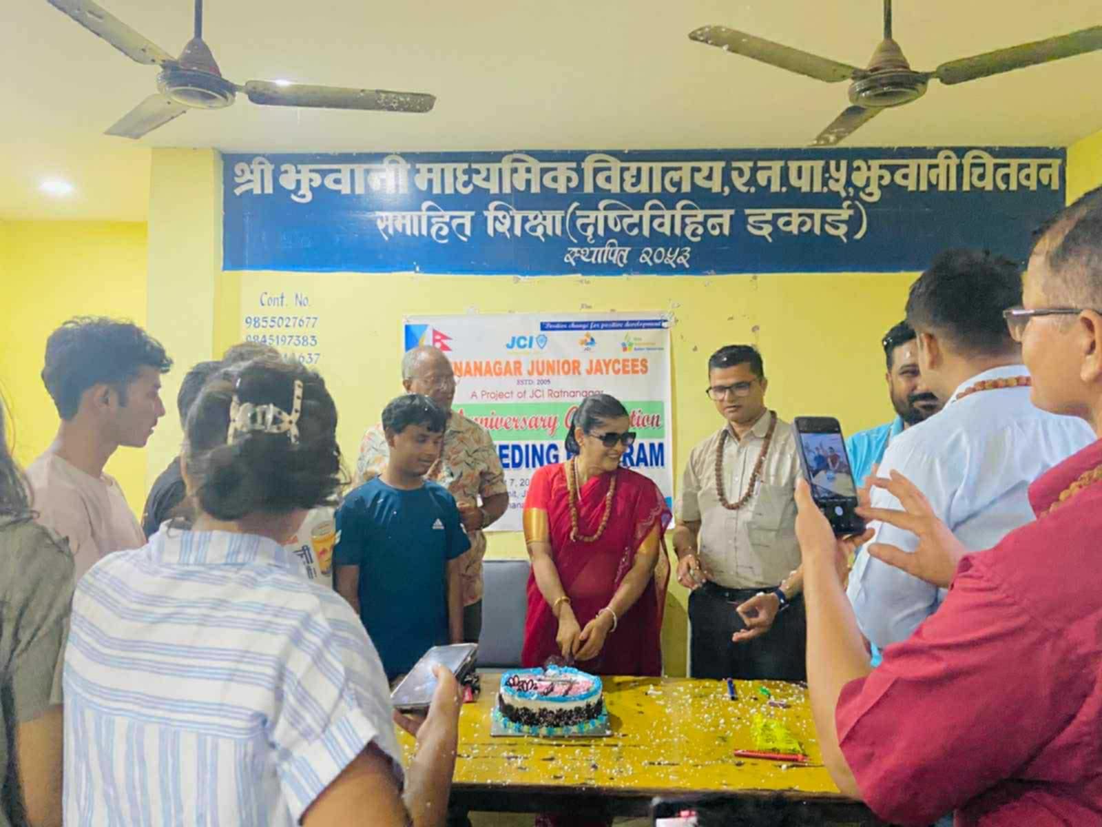 रत्ननगर जुनियर जेसीजको २० औं स्थापना दिवस, दृष्टिविहीनलाई भोजन गराएर मनाइयो