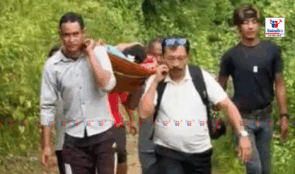सुत्केरी हुन नसकेकी महिलालाई गाउँपालिका अध्यक्षले बोकेर अस्पताल लैजादै ।