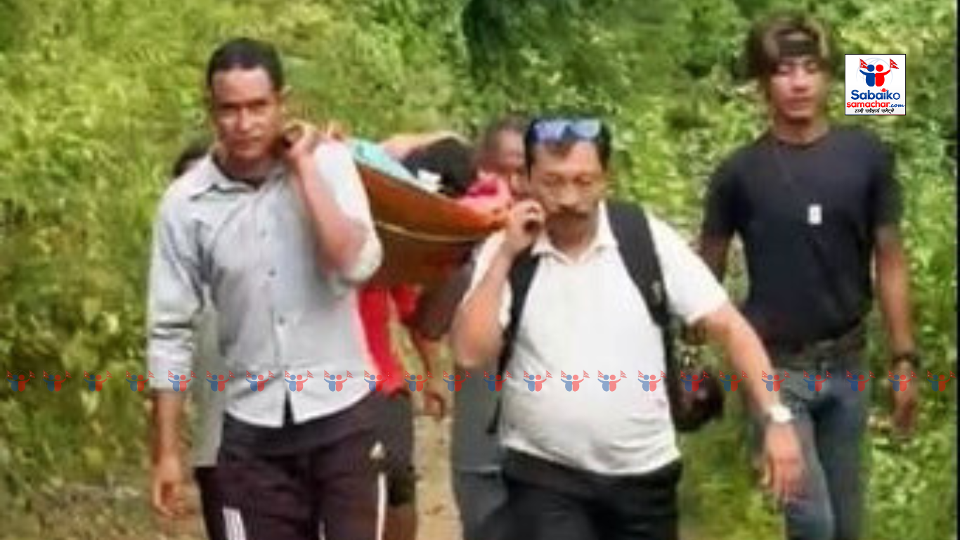सुत्केरी हुन नसकेकी महिलालाई गाउँपालिका अध्यक्षले बोकेर अस्पताल लैजादै ।