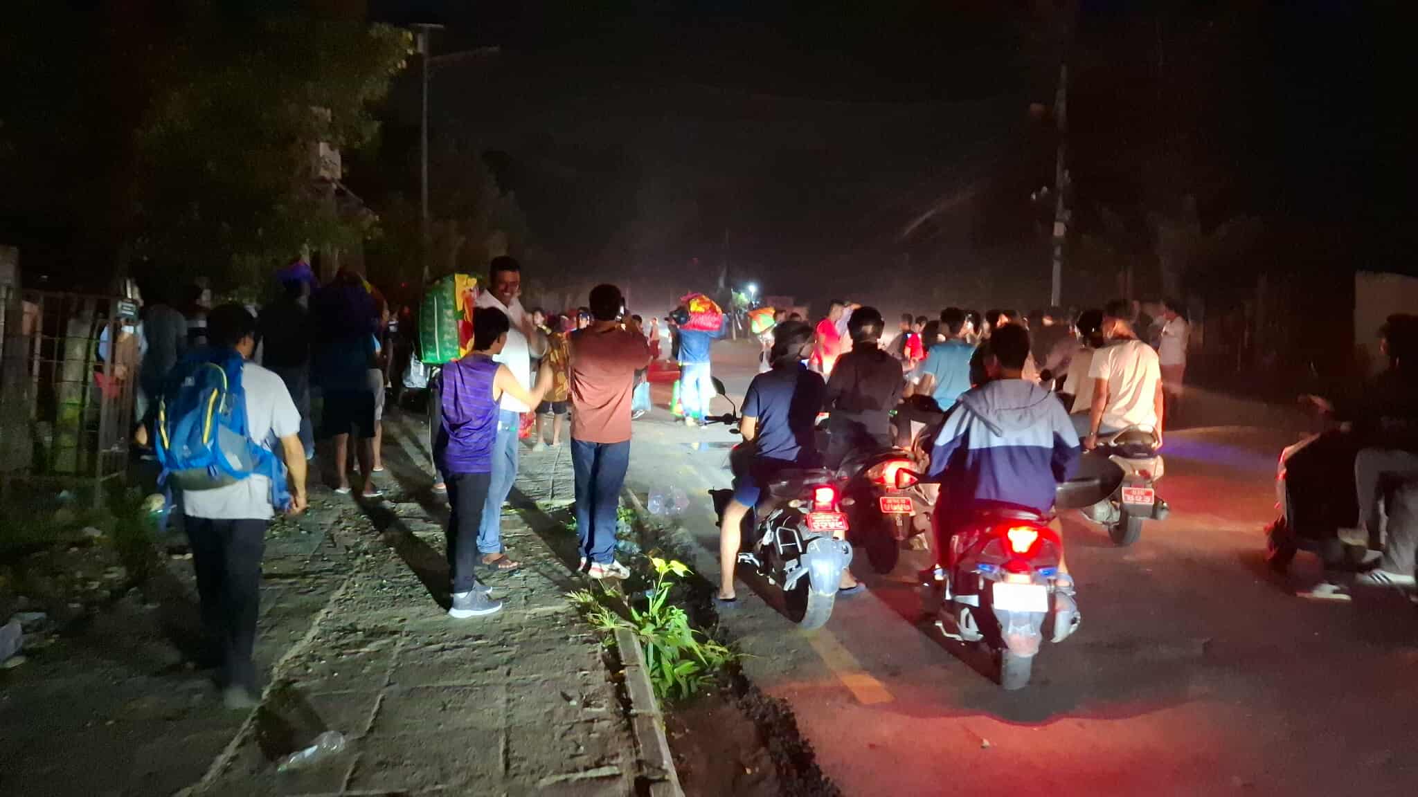 सेनाले पनि नियन्त्रणमा लिन सकेन प्रर्दशन, रात छिप्पिदाँ झनै आक्रमक बन्दै प्रर्दशनकारी