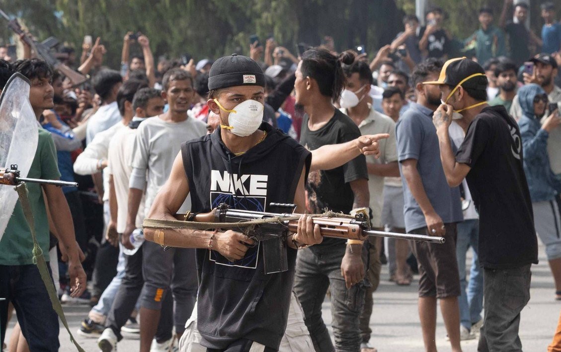प्रहरीको बन्दुक प्रदर्शनकारीहरुले खोसे, तस्बिरहरू