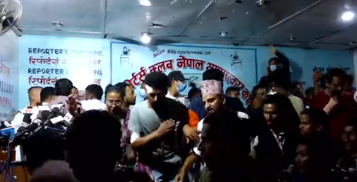सुदन गुरुङमाथि पत्रकार सम्मेलनमै हातपात