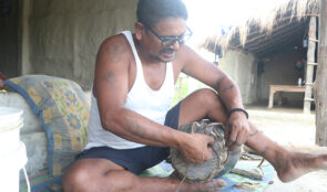 तिहारका लागि मादल बनाउन भ्याइनभ्याइ
